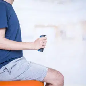 Why Assessing Muscle Strength in COPD Patients Is a Game-Changer in Respiratory Rehabilitation 4 A patient sitting down and measuring handgrip strength using the Kinvent K-Grip smart dynamometer