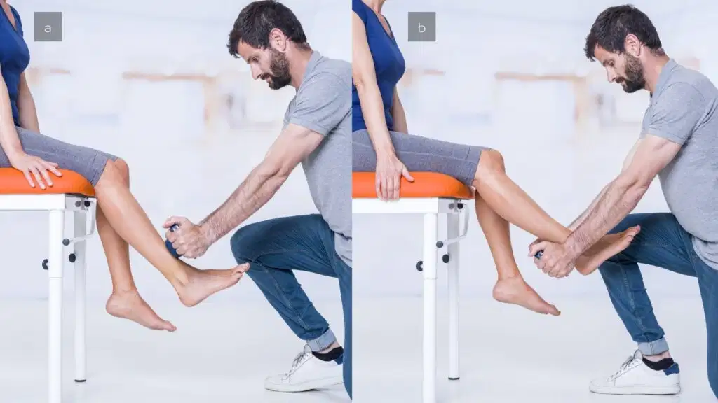 Recuperación más rápida y estable tras un reemplazo de rodilla: cómo la técnica quirúrgica influye en tu equilibrio 1 Two-step comparison (a and b) of a physical therapist evaluating a seated patient's leg extension strength using a Kinvent handheld dynamometer, illustrating knee replacement rehabilitation