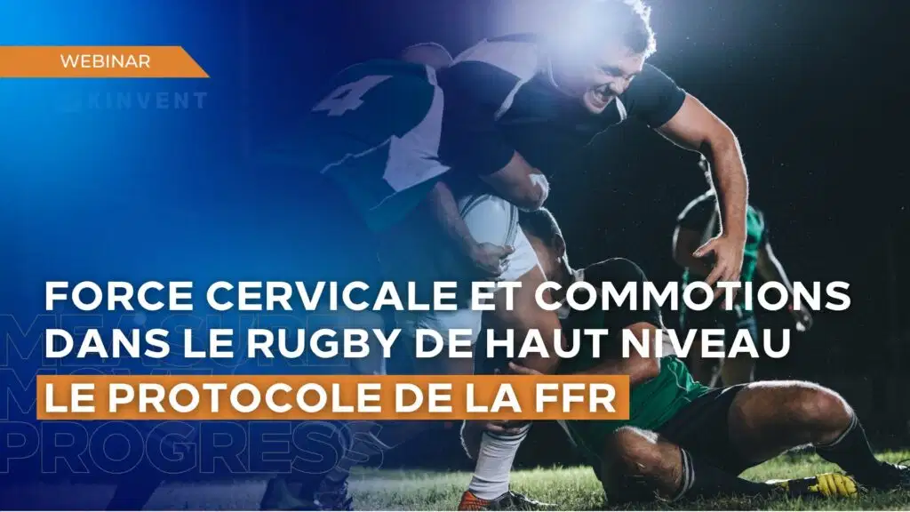 Bannière promotionnelle d'un webinaire Kinvent intitulé Force cervicale et commotions dans le rugby de haut niveau : Le protocole de la FFR, illustrée par une action de plaquage intense lors d'un match de rugby de nuit