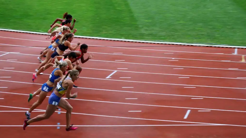 Perfil fuerza-velocidad en el sprint: cómo K-Power transforma el entrenamiento de la velocidad 1 Female sprinters in mid-acceleration phase right after starting a race on a red running track