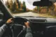 Balanceo postural tras el reemplazo de rodilla: la importancia de la complejidad del equilibrio para prevenir caídas 3 View from inside a car being driven on an autumn road, illustrating the resumption of daily activities and driving after knee surgery