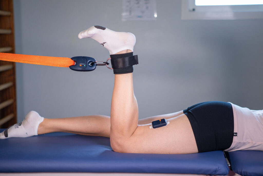 Rééducation du LCA : Pourquoi l'objectivité est la clé d'un retour au sport réussi ? 2 rééducation du lca avec emg de surface et dynamometre de traction