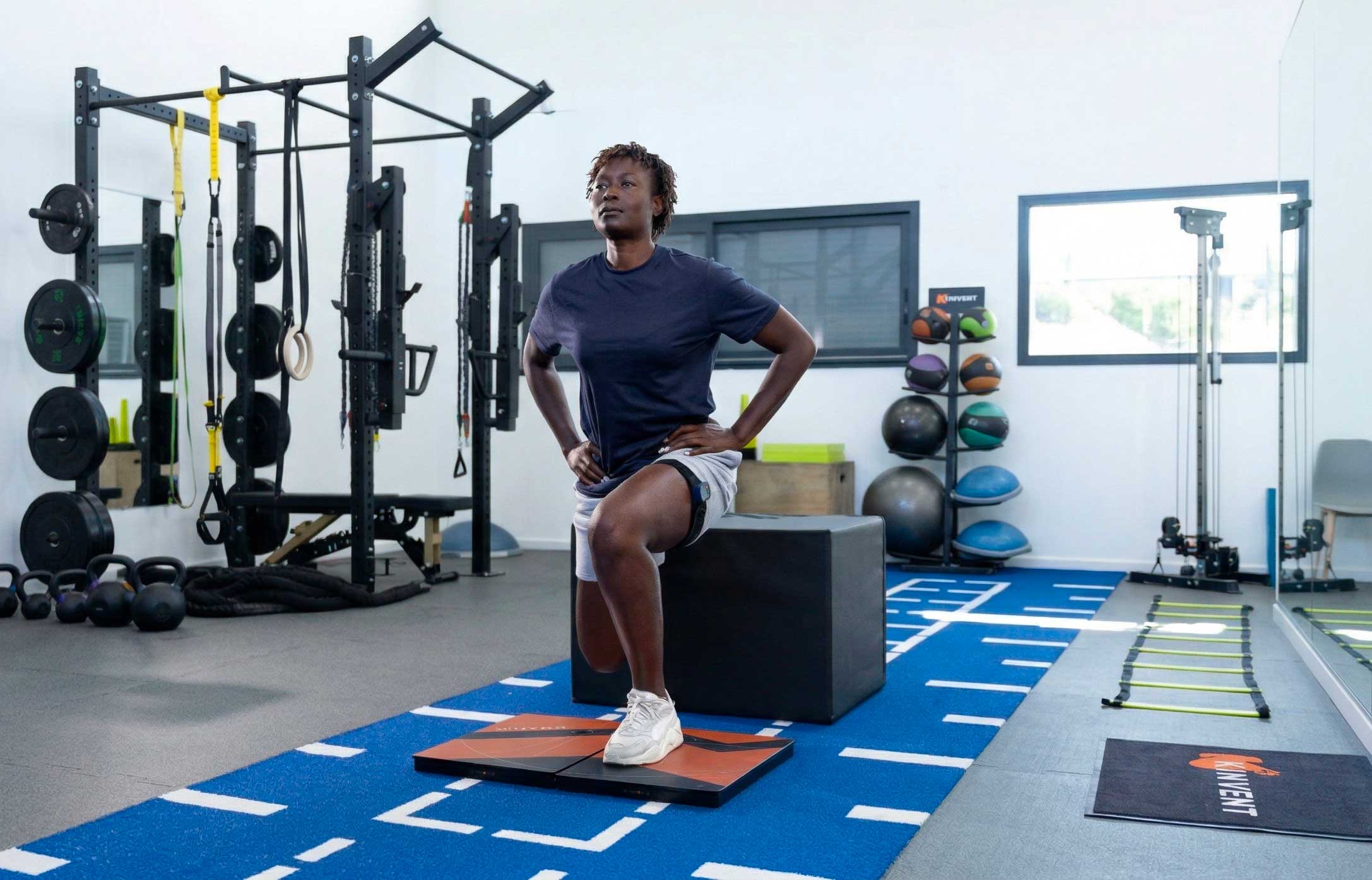 Athlete performing a single-leg Bulgarian split squat test on K-Deltas force plates with the K-Move motion sensor