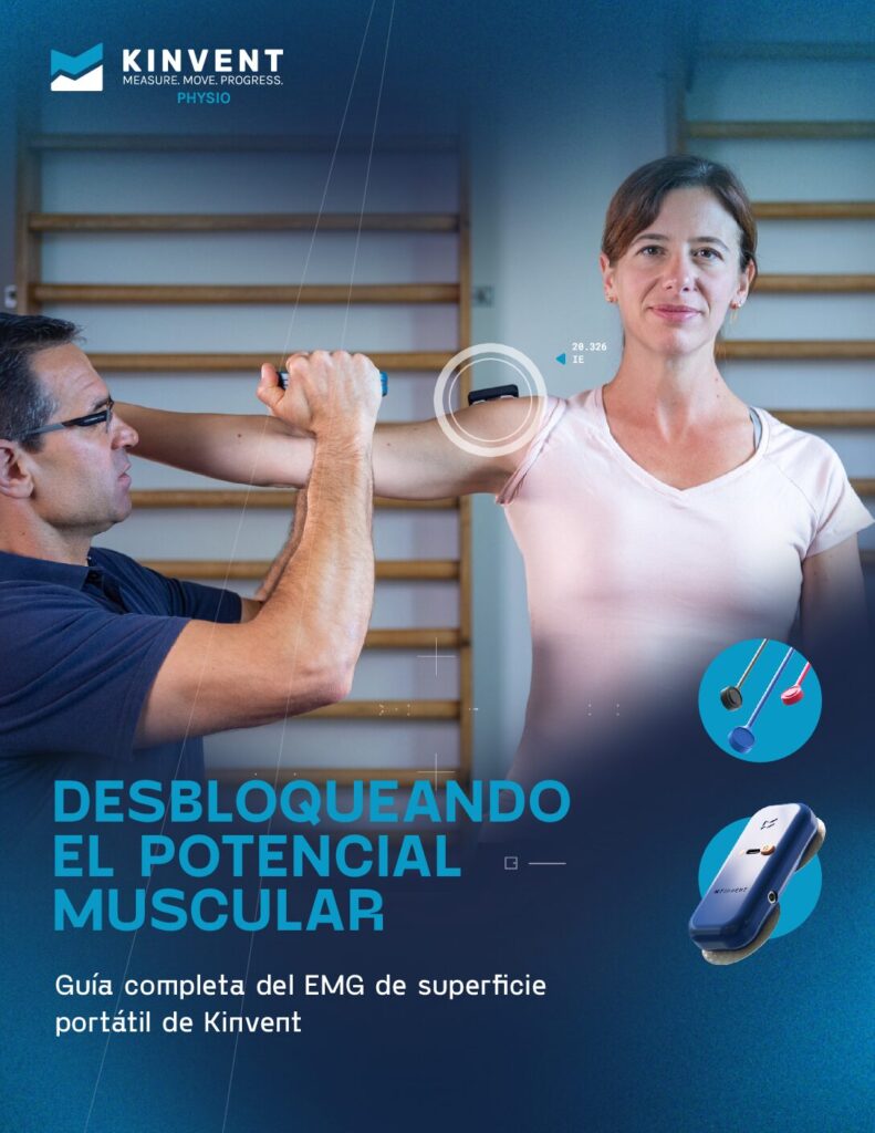 Libera el potencial muscular con EMG superficial portátil 6 Portada del libro electrónico de Kinvent titulado "Desbloqueando el potencial muscular", que muestra a un fisioterapeuta evaluando el hombro de una paciente con un sensor de EMG de superficie