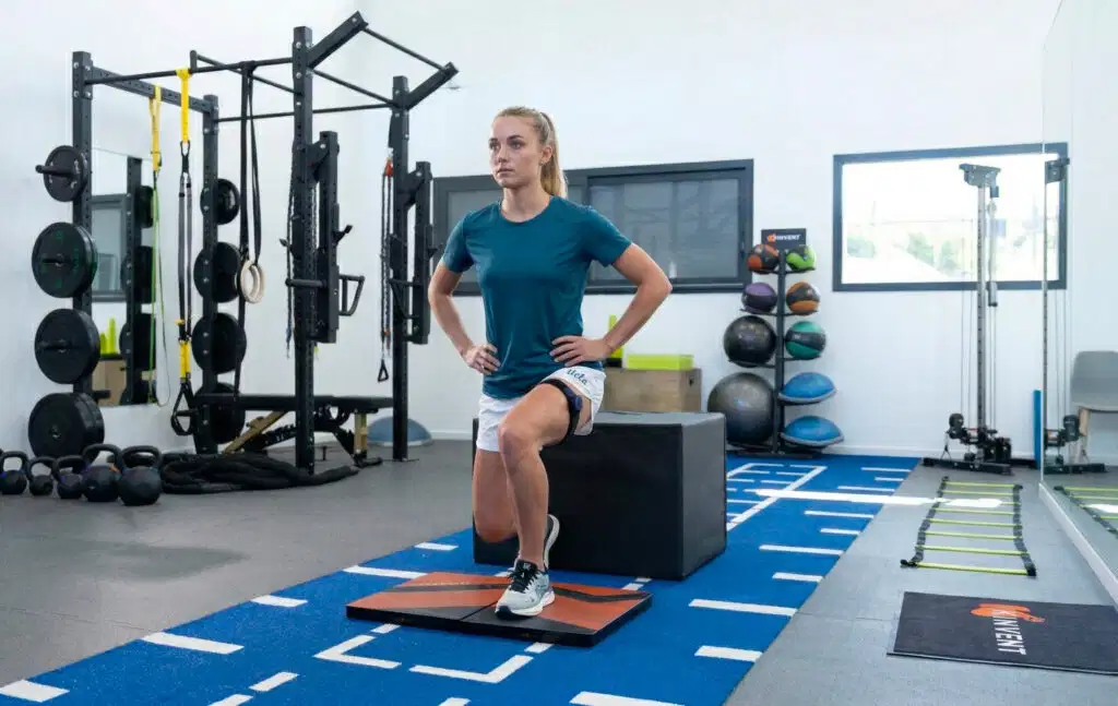 7 Physical Therapy Technologies Transforming Modern Rehabilitation 2 Young athlete performing a single-leg test on K-Deltas force plates with the K-Move motion sensor