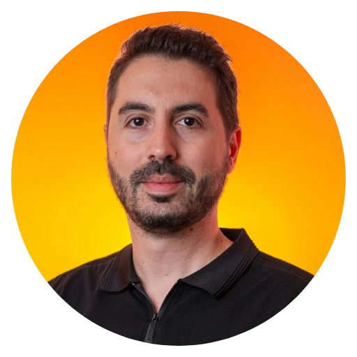 了解我们的团队 38 portrait-christos-orange-background