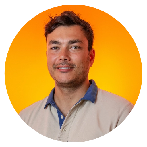了解我们的团队 40 portrait-manuel-orange-background
