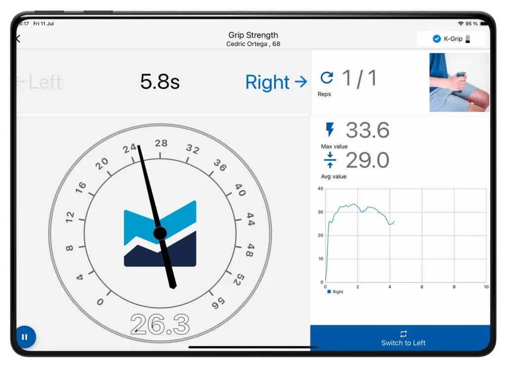 Una pantalla de tablet que muestra la interfaz de la aplicación Kinvent durante una prueba de «Fuerza de agarre» con el sensor K-Grip, presentando datos biomecánicos en directo como un medidor de fuerza circular en 26,3, un valor máximo de 33,6 y un gráfico de seguimiento de fuerza en tiempo real.