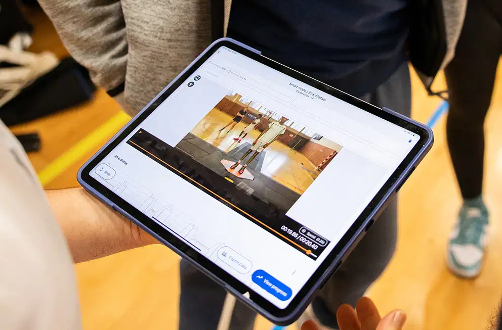 3D Deltas 45 Tablet showing the Kinvent app in Smart Mode with video analysis and 3D K-Deltas force data during a jump test
