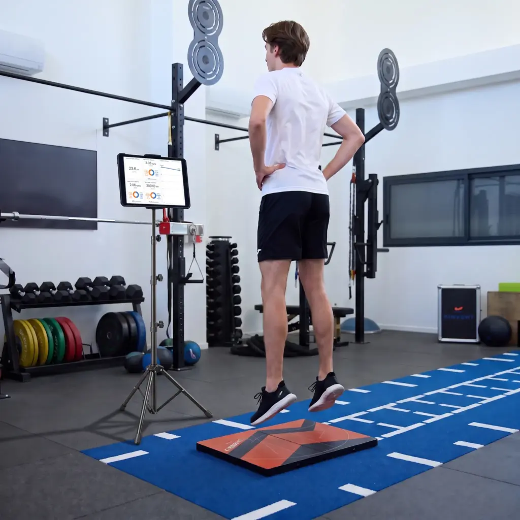 a young basketball player doing a counter mouvement jum test on the K-Deltas force plates from Kinvent In a rehab center